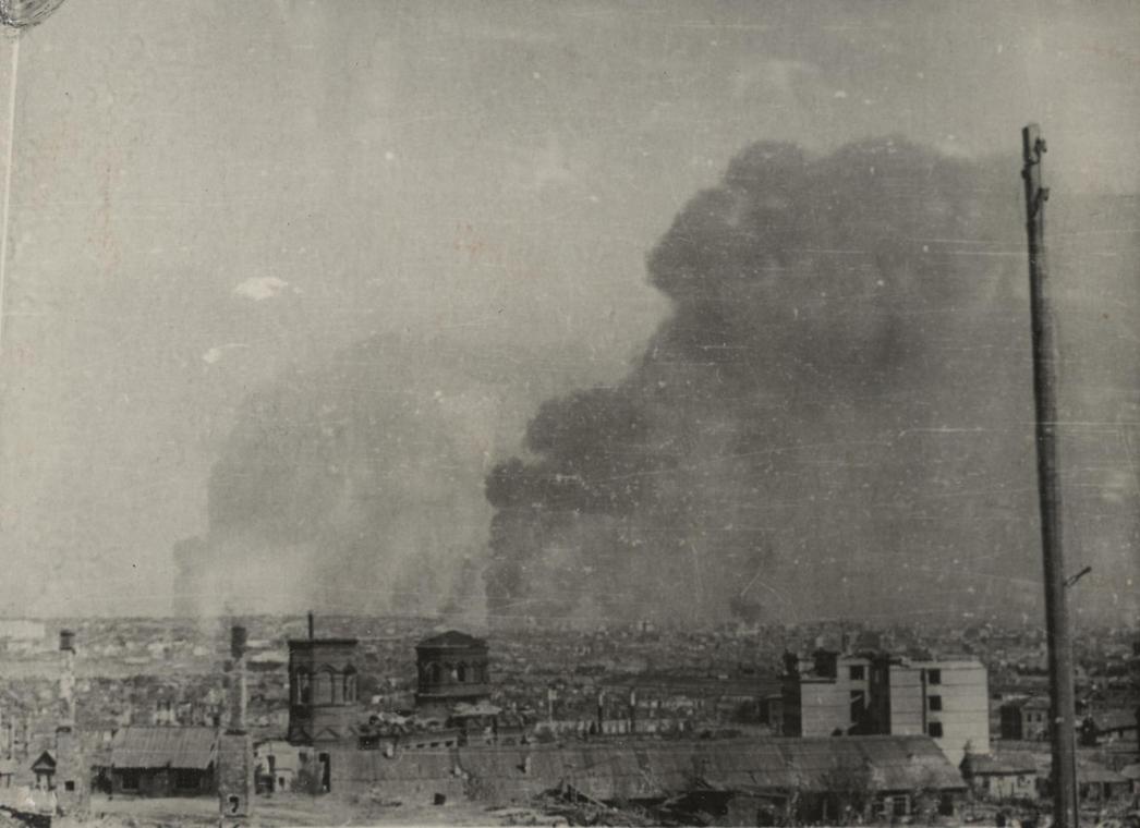 Вид на горящий центр Сталинграда