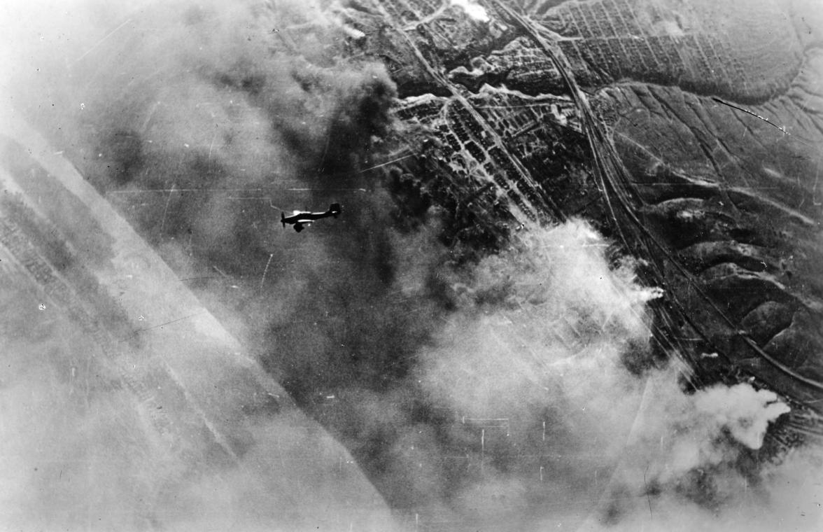 Немецкий пикирующий бомбардировщик над горящими нефтебаками. 2 октября 1942 года 