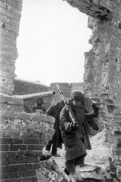Красноармейцы из 38-й мотострелковой бригады в разрушенном здании. Конец января 1943 года 