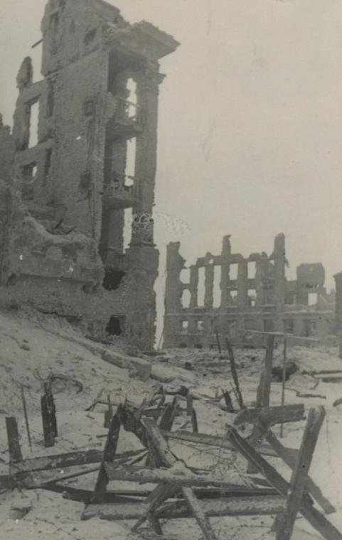 Руины многоэтажных домов в центре Сталинграда. Январь 1943 года. 