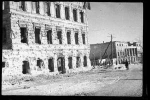 После боев, разрушенные здания в центре Сталинграда, на улице Воровского 