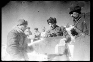 Командир 45-й стрелковой дивизии полковник Соколов В. П. (в центре), рассматривает карту. Декабрь 1942 года 