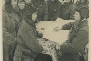 Разведчики 61-й механизированной бригады подводят итоги проведённой операции. Январь 1943 года 