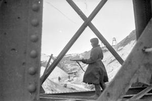 Красноармеец на охране железнодорожного моста. Зима 1943 года. 