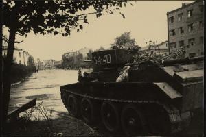 Лёгкий советский танк БТ-7 в центре Сталинграда. Начало сентября 1942 года 