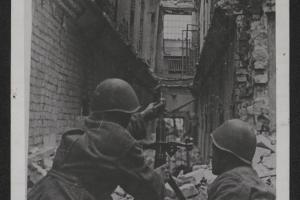 Советские минометчики, из 13 гвардейской стрелковой дивизии, ведут огонь по немецким позициям в центре Сталинграда. Осень 1942 года 