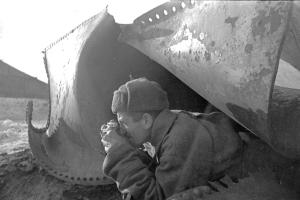 Фотограф Фрейдлис Д. А. за съёмкой боевого эпизода. Сталинград, декабрь 1942 года. 