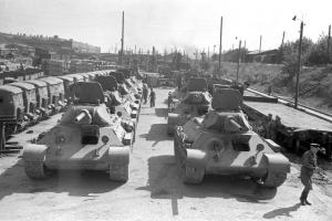 Колонна танков Т-34 на территории Сталинградского тракторного завода 