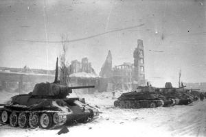 Колонна танков 90-й тбр в центре Сталинграда 31 января 1943 года 