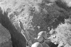 Минометный расчёт под командованием Дегтярева С. И. ведёт огонь из миномета БМ-37