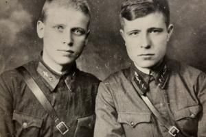 Запорожцев Георгий Васильевич (слева) командир взвода связи 118-го гв сп 37-й сд