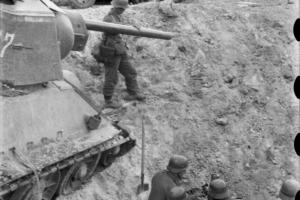 Немецкий расчет 81-мм миномета в воронке, рядом с подбитым танком Т-34 