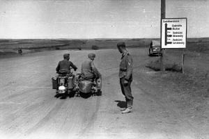 Немецкий снимок дороги, рядом с указателем на переправы через р. Дон. Лето 1942 года 
