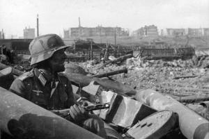 Снимок немецкого капитана среди обломков завода "Баррикады". Октябрь 1942 года 