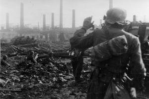 Штурмовая группа 305-й пд вермахта на территории завода "Баррикады" перед атакой