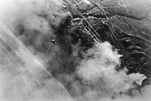 Немецкий пикирующий бомбардировщик над горящими нефтебаками. 2 октября 1942 года 