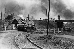 Немецкое штурмовое орудие StuG III рядом с железнодорожным переездом в центре Сталинграда. Сентябрь 1942 года 