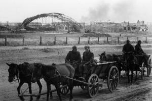 Немецкий обоз движется по дороге мимо аэродрома Сталинградского летного училища. Сентябрь 1942 года 