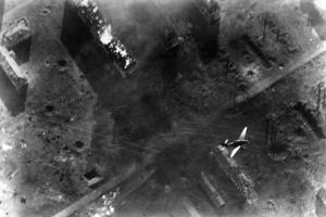 Немецкий пикирующий бомбардировщик Ju-87D над посёлком Северный городок г. Сталинграда 