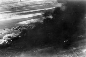 Горящий после бомбардировки "Соцгород" Тракторозаводского района. Начало октября 1942 года 