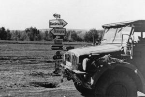 Немецкий военный внедорожник Horch 108 рядом с дорожным указателем на переправу через р. Дон