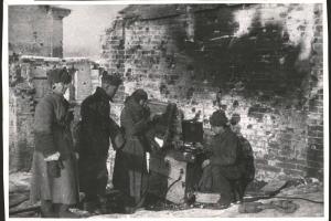 Сдавшиеся немецкие солдаты агитируют, тех кто ещё продолжает вести огонь, сложить оружие. Конец января 1943 года 