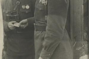 Бригадный комиссар Зубков К. Т. вручает награду снайперу Зайцеву В. Г. Осень 1942 года 
