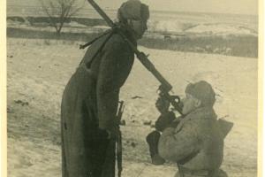 Младший лейтенант Красиков А. Г. прицеливается из противотанкового ружья по воздушной цели