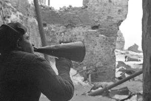 Агитатор-рупорист передаёт сводку Совинформбюро солдатам противника на немецком языке. Декабрь 1942 г.