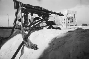 Оставленный немецкими войсками на бруствере окопа пулемёт MG 34